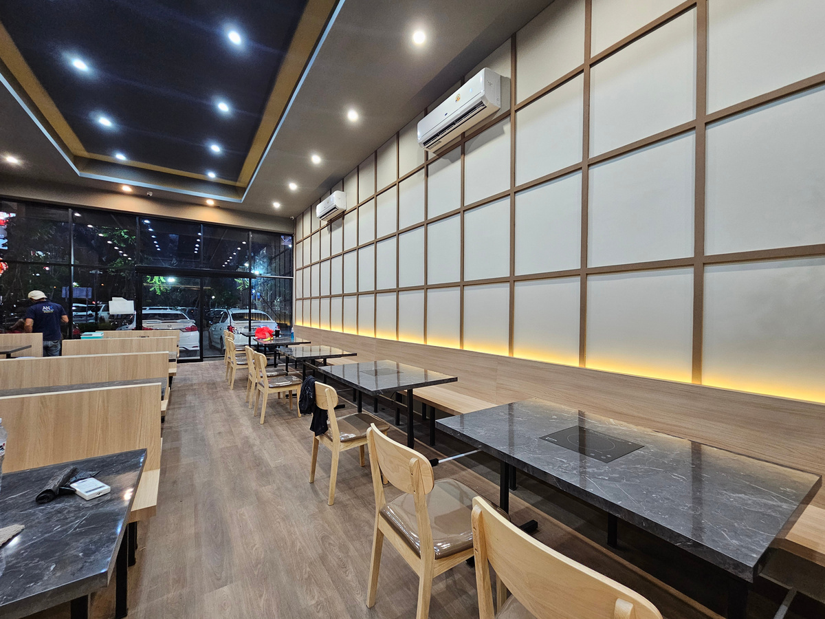 Ani Shabu — JAS Village — รายละเอียดที่นั่งและผนังภายในร้าน