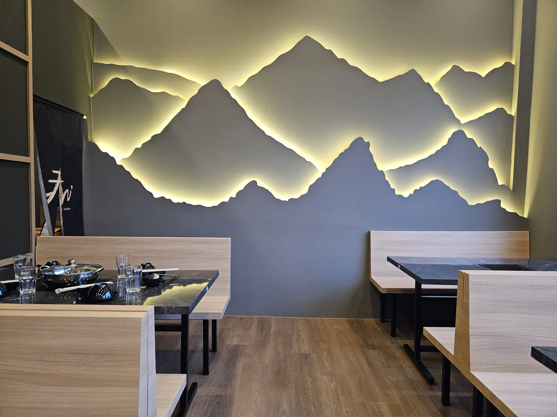 ผนังซิกเนเจอร์ลายภูเขาซ้อนชั้นพร้อมไฟซ่อน ในร้าน Ani Shabu หลังส่งมอบ