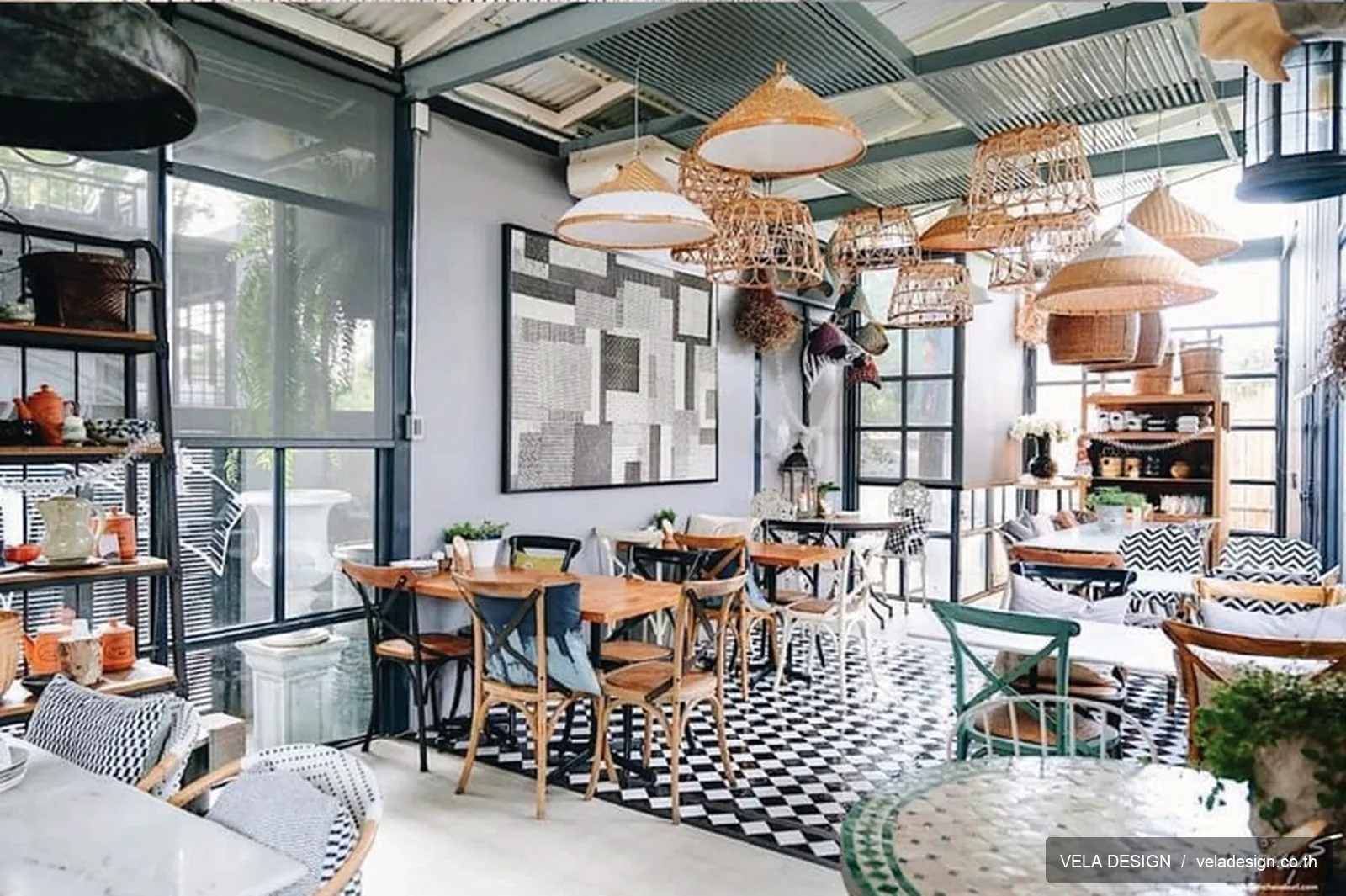 พื้นที่นั่งและโคมไฟภายใน Kalavela Cafe กาญจนบุรี