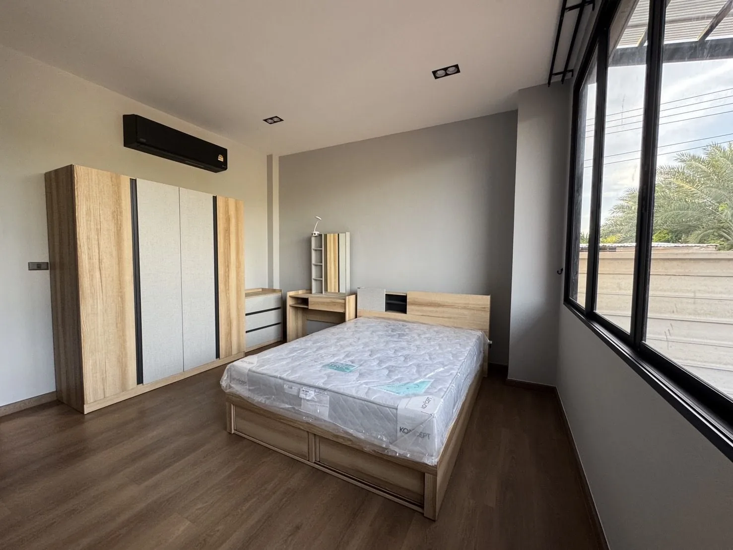 บ้านพักอาศัย สมุทรสงคราม — ห้องนอนพร้อมตู้เสื้อผ้าและโต๊ะเครื่องแป้งบิวท์อิน